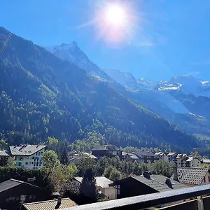 appartement-4-personnes-au-coeur-de-chamonix.hotels-rhonealpes.com/